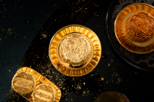 Quy trình dát vàng một chiếc bánh trung thu khách sạn Dolce by Wyndham Hanoi Golden Lake 2024