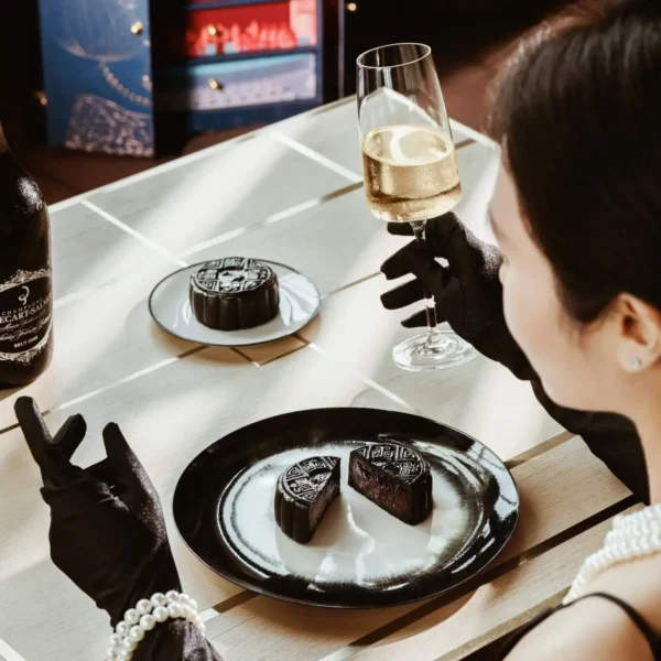 Bánh trung thu khách sạn Capella Hà Nội 2023