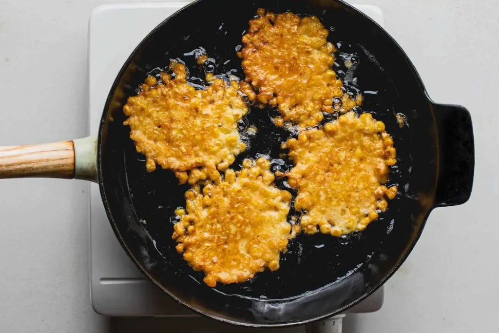 Cách làm bánh ngô chiên giòn rụm thơm ngon ăn là ghiền